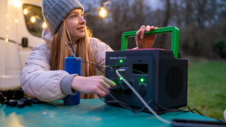Портативна електростанція Schneider Electric OffGrid Portable Power Station 500, 500 Вт, 517 Вт/год, Wireless Charge - фото 2 Портативна електростанція Schneider Electric OffGrid Portable Power Station 500, 500 Вт, 517 Вт/год, Wireless Charge - фото 2
