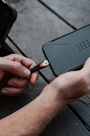 UAG Кабель USB-C > USB-C 3.2 заряджання/синхронізації 0.75м, 240Вт, Type-C, Rugged Double Braided Nylon, Black/Orange - фото 12