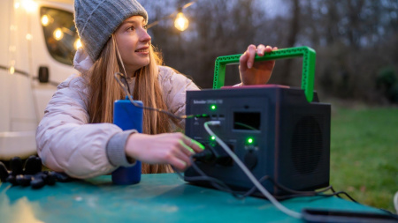 Портативна електростанція Schneider Electric OffGrid Portable Power Station 730, 700 Вт, 738 Вт/год, Wireless Charge - фото 3