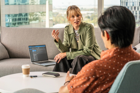 Спікерфон Poly Sync 20+ з адаптером BT700, 2 x Bi-Mic, радіус 2 м, 1 х динамік, сертифікат Microsoft Teams, USB-A, Bluetooth, сірий - фото 2